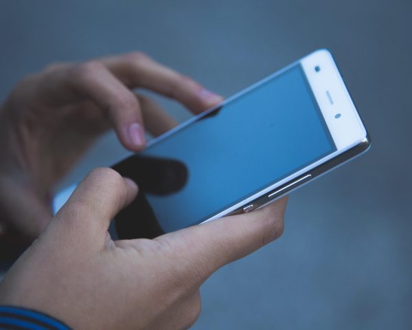探迹检索与数据整理苏晚面对双屏梳理分类标签，屏幕上条目层级清晰，手边贴着彩色索引贴，工作台整洁有序
