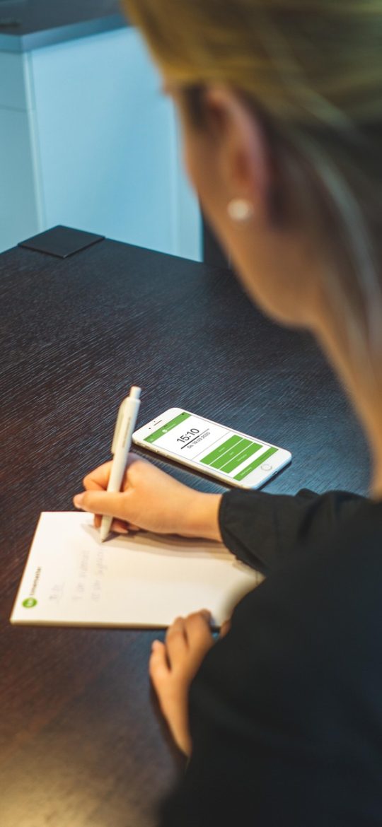探迹 App 客户详情页截图，时间线记录着多次通话与拜访，每条带时间戳和备注，右下角悬浮金色新增按钮在暗色界面中很醒目
